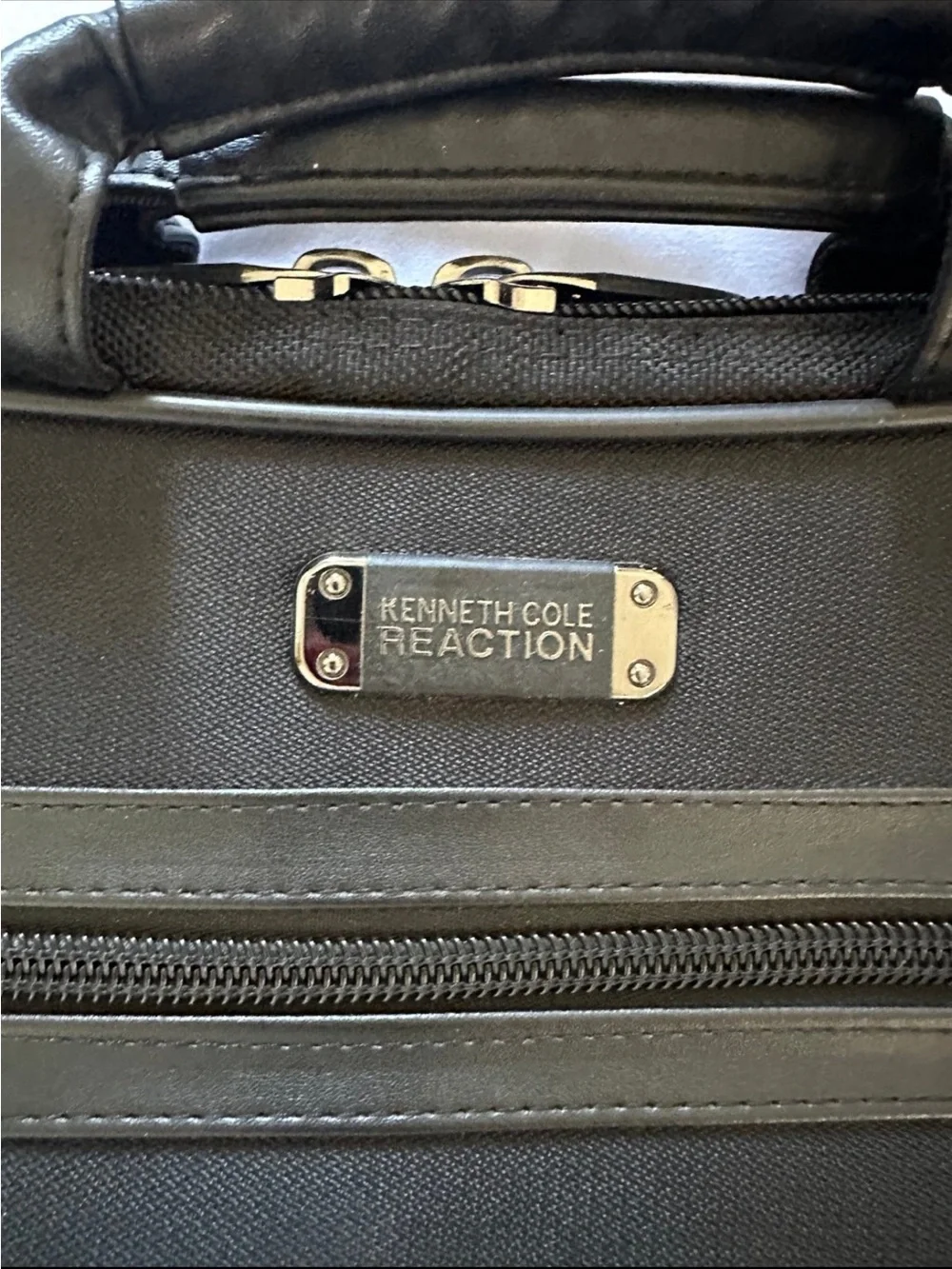 Kenneth Cole Reaction R-Tech Black Messenger Style Laptop Bag W/ Shoulder Strap